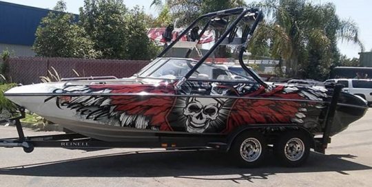 Reinell Boat wrapped in custom printed Avery 1105EZRS vinyl and 1360z overlaminate