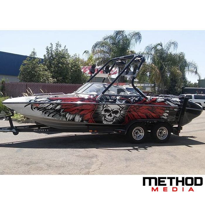 Reinell Boat wrapped in custom printed Avery 1105EZRS vinyl and 1360z overlaminate