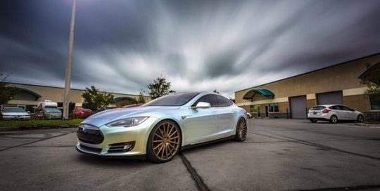 Tesla P85 wrapped in Orafol 970RA Shift Effect Pearl/Green vinyl
